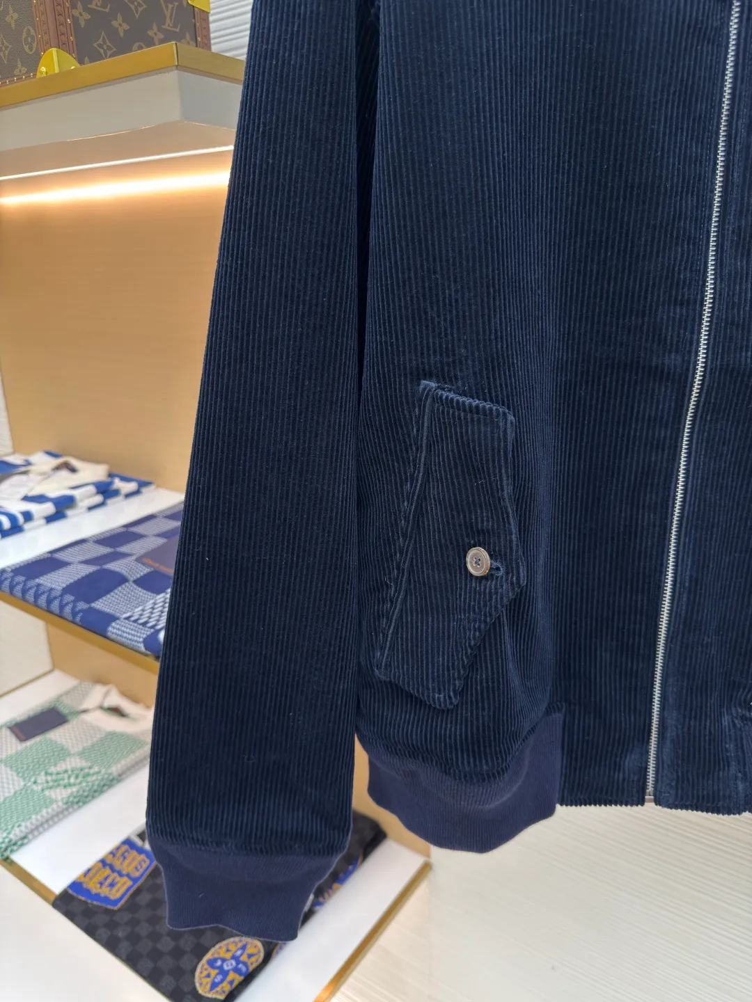 Ralph Lauren embroidered corduroy jacket ●Authentic product: Purchased and developed for 3990 ●Item number: 1680050-B55 ●Fabric: corduroy fabric ●Technology: Positioning cutting machine ●Version: Fitted version ●Weight: about 905 grams ●Size: S-M-L-XL ●Description: Customized wide-ribbed corduroy fabric with clear texture, excellent texture, comfortable and skin-friendly, elegantly presented with a touch of deep navy blue Low-key and luxurious. The exquisite red pony logo is embellished, igniting the overall vitality and passion. The stand-up collar design is simple and elegant. When the light falls, it shows subtle changes in luster and is intertwined with the undulations of the wide ribs. The jacket injects a vivid soul and has extremely high matching flexibility. Adopt imported machine embroidery technology, use advanced computer control system and precision mechanical components to achieve the iconic pony embroidery operation with high precision, smooth and delicate lines, and template machine to open the bag. The preset template guides the position, shape and size of the bag opening. The accuracy ensures the quality of the bag opening effect. The overall wiring is straight and delicate, the fabric is comfortable and soft, and the color is consistent without color difference. It can be matched with the same style to create a fashionable look and control various occasions. Customized accessories, complete with three standards, same style for men and women!